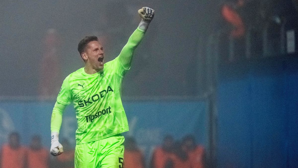 Při penaltách netrefoval ani strany, proti Spartě byl hrdinou. Gólman odklízí překážky a žije svůj sen